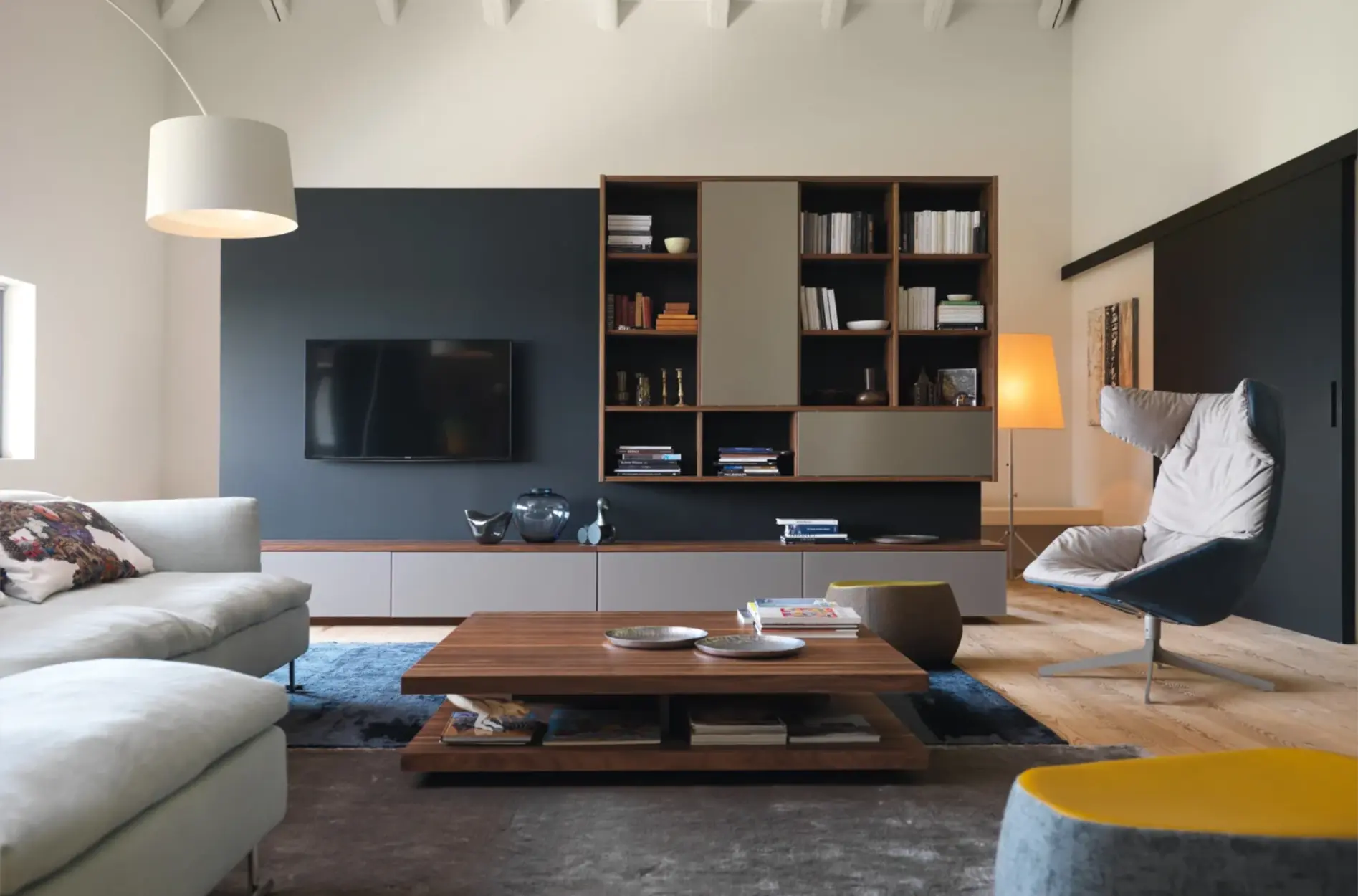 Серый диван на ножках