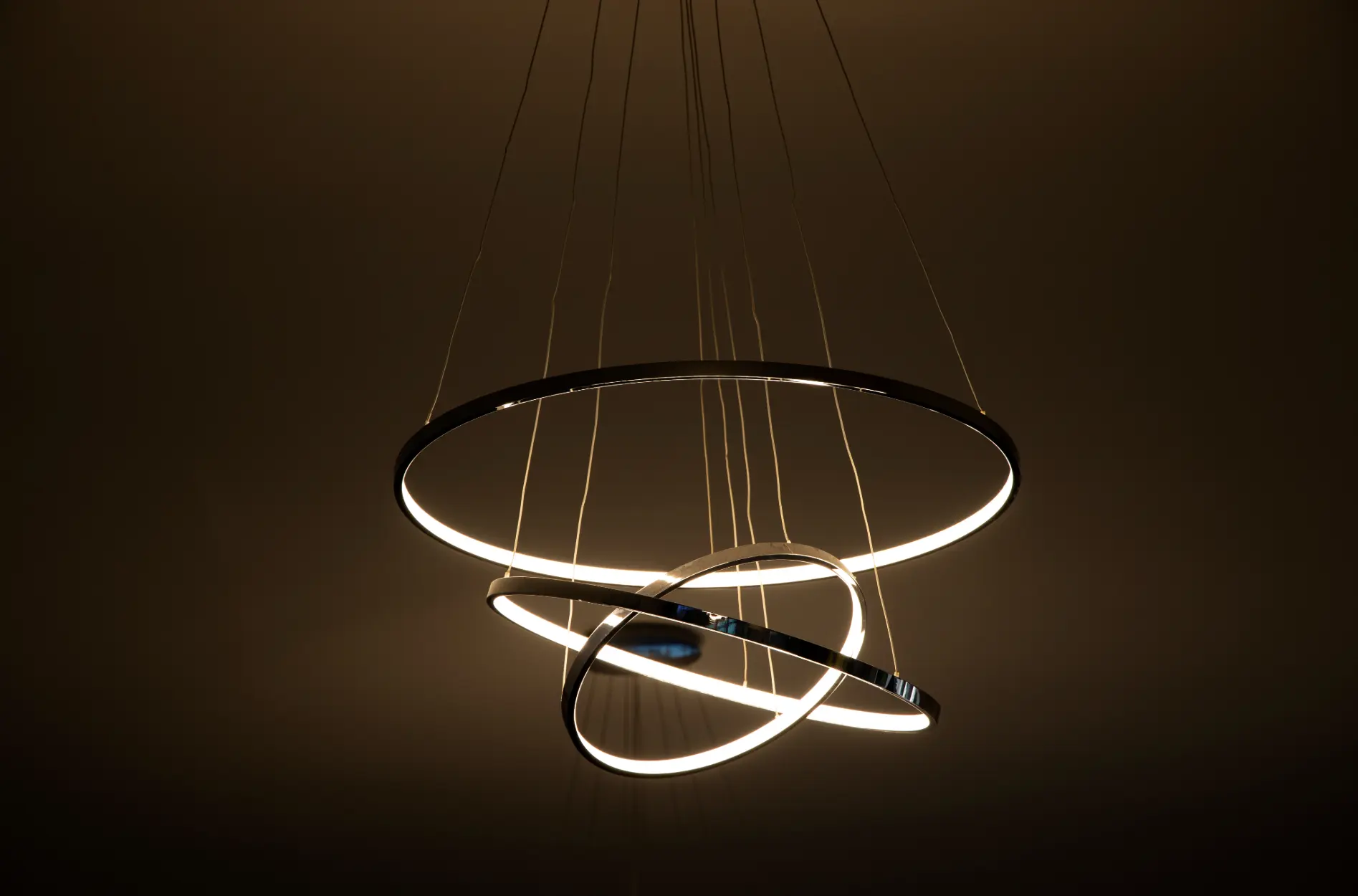 Люстра с кольцевыми LED лампами в стиле модерн