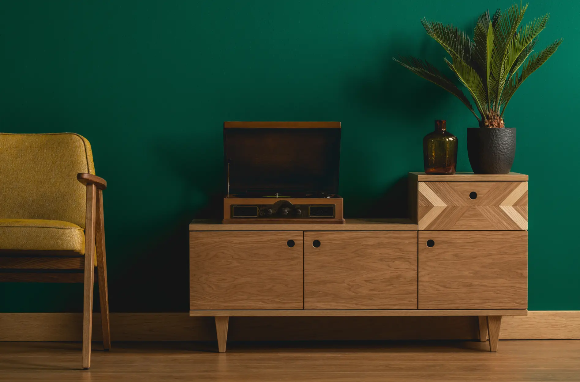 Деревянный комод на ножках